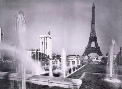 I laghi ornamentali davanti alla Torre Eiffel, durante l